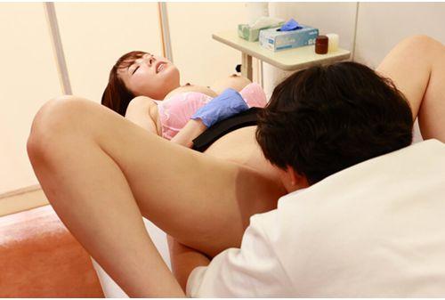 MMGH-004 Beautiful Female Dermatologist Yui Hatano Shows Off A Fully Erect Penis During An Examination Screenshot