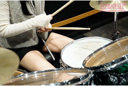 CAWD-826 A Beautiful College Girl Drummer Who Can't Find A Man To Satisfy Her And Is Always On The Hunt For A Man Makes Her AV Debut With Rhythmic Orgasms And A Groovy Hip Movement That Creates A Swell And Groove. Screenshot 1