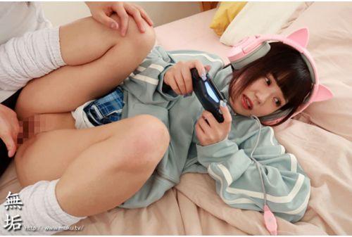 MUKC-035 All-you-can-use Oma X Ko At Any Time! Ruru-cha, A Perverted Shut-in Gamer Sister Who Lets You Fuck Freely While Playing Games. Screenshot