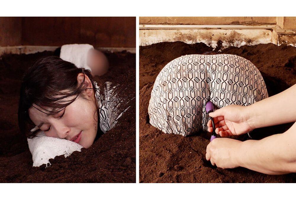SGKI-059 Beautiful CA (Married) Only: Buried In A Sand Bath And Unable To Move, Aphrodisiac NTR Restraint Massage: Unable To See The Side, Even Though Her Husband Is Next To Her, The Woman's "Silent Screams" Continue To Climax Over And Over Without Stopping Screenshot 1