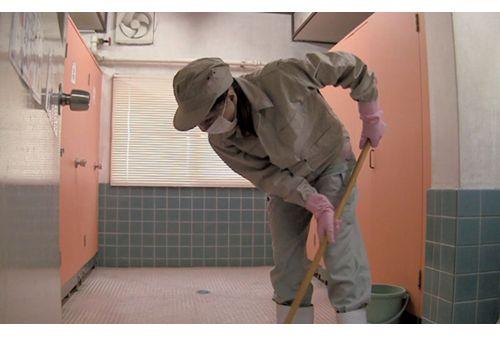 SPZ-1156 If I Take Out My Dick And Ask The Cleaning Lady To Help Me Jerk Off, How Far Will I Go? Screenshot 2