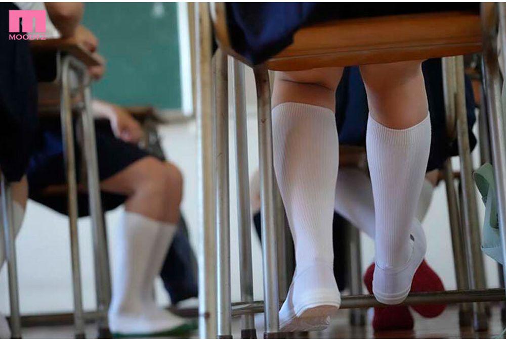 MIQD-012 The Ultimate Uniform Peek-a-Boo Screenshot 2