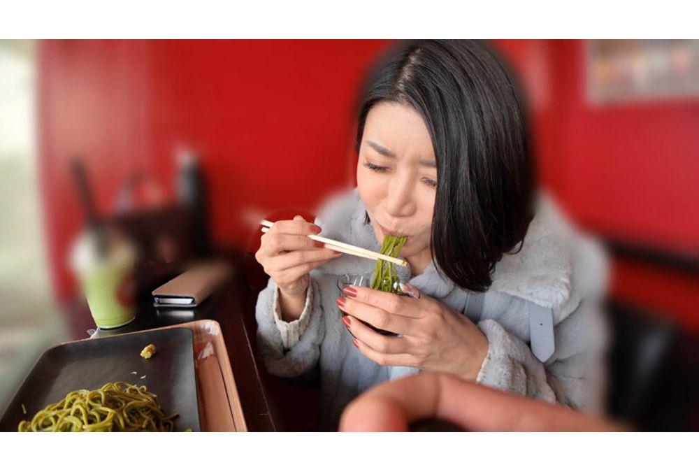 CEMD-826 No-bra Mature Big-breasted Voluptuous Titty Date 4 Yuuri Oikawa Screenshot 4