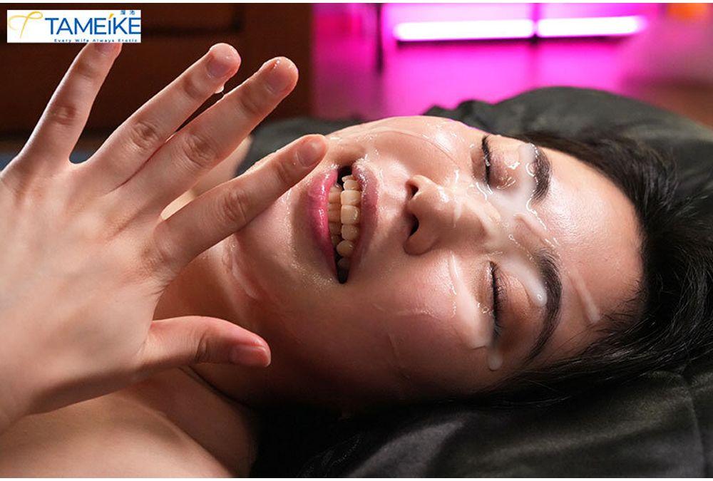 MFYD-175 Even With Her Face Covered In Milky White Semen, She's Still Beautiful. 21 Cumshots To The Face Of A Secretly Beautiful Wife. Screenshot 1