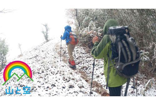 SORA-394 Super Cold! !! Snowy Mountain Hiking Swallowing Screenshot