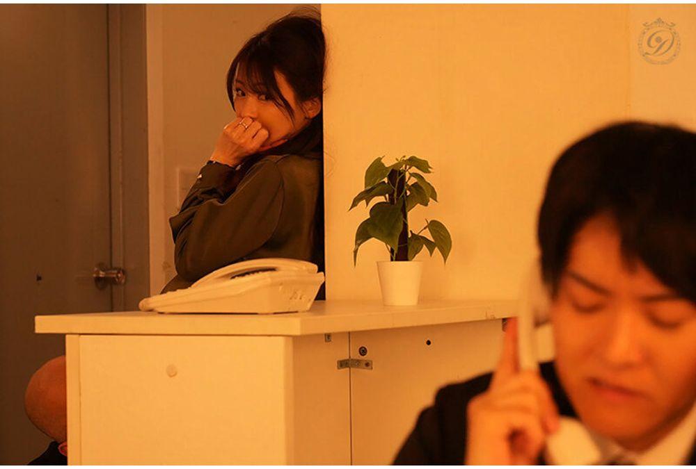 DLDSS-518 A Married Secretary's Secret Cunnilingus Affair Under The Desk— Naho Ozawa Screenshot 2