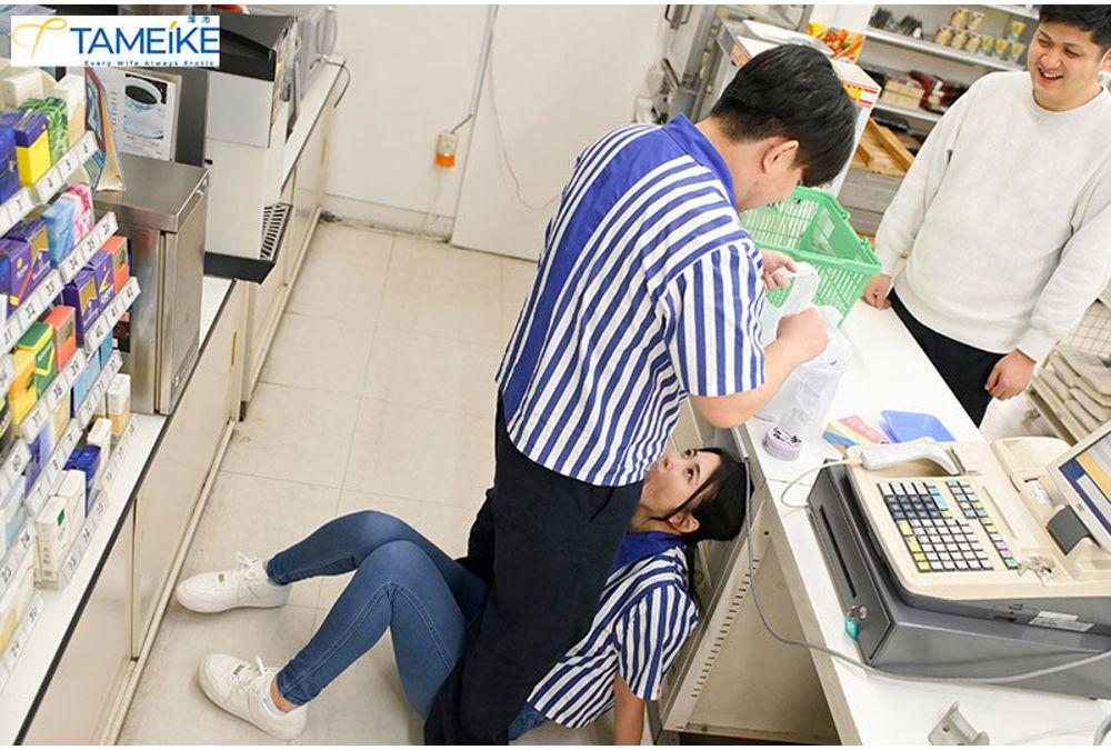 MFYD-185 "Kissing Isn't Adultery, Right?" A Young Part-time Worker And A Married Woman Are Seen Kissing Repeatedly At A Convenience Store Late At Night. - Rei Saegusa Screenshot 3