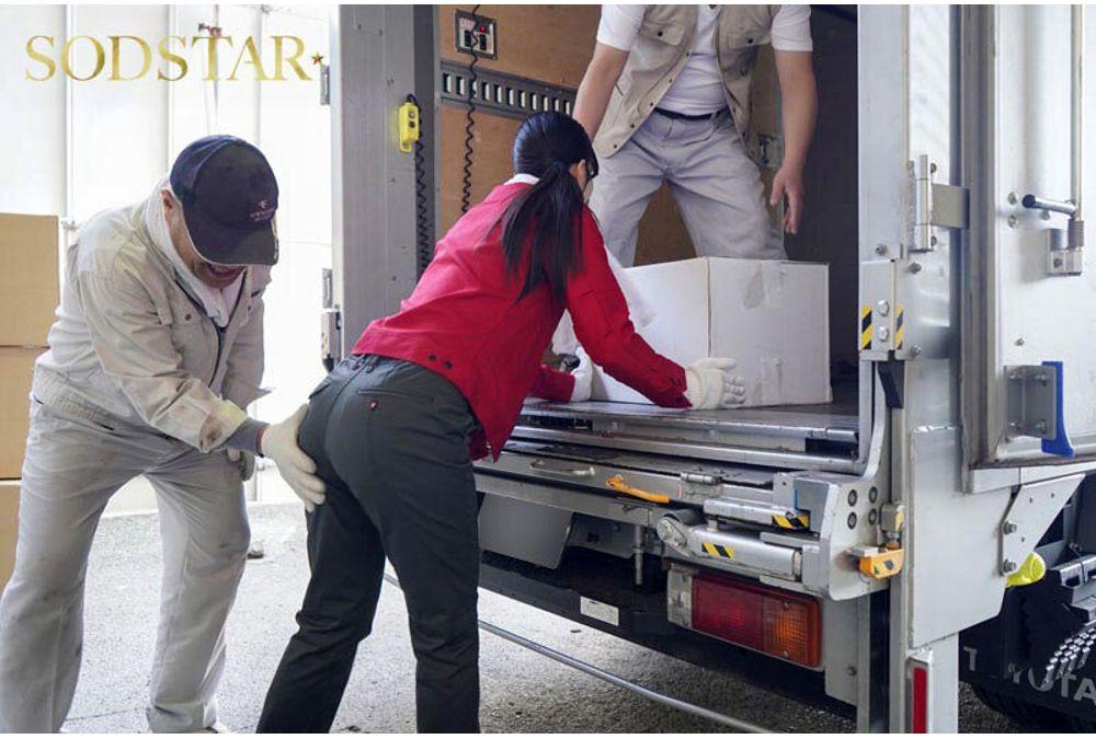 START-624 NTR During Delivery: A Newlywed Wife, Honjo Suzu, Is Assaulted In The Car While Accompanying A Married Veteran Driver On A Delivery. Screenshot 2