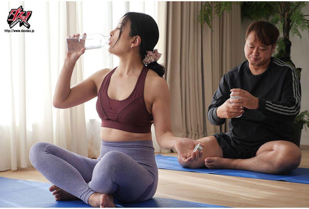 DASS-961 Drugged With An Aphrodisiac, She Sweats Uncontrollably And Becomes Aroused! She Naturally Spreads Her Legs Wide And Wets Herself Profusely! A Trembling, Convulsive, Sensitive Hot Yoga Class Featuring Momoko Isshiki. Screenshot 3
