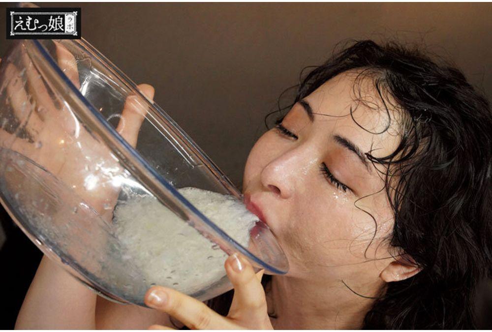 EMLB-086 Backflow Vomit Climax BEST A Genuine Extreme Irama That Will Make You Vomit And Vomit! Vomit And Drink And Trained In The Deep Throat! 240 Minutes Of Real Vomit Special Throat-cumming Women Screenshot 3