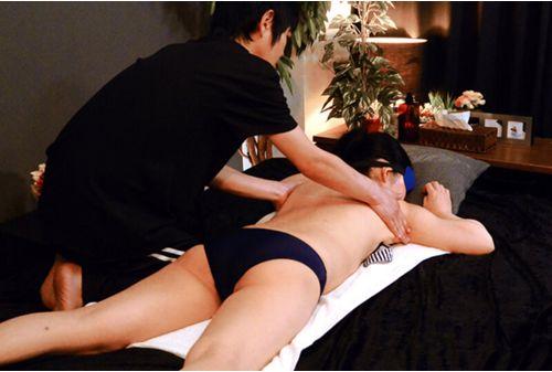 YLWN-242 4 Hours Of A Married Woman Who Says, "Ah, It's Okay There," But Does Not Refuse Strongly, And Gets An Erotic Massage As It Feels Good Screenshot