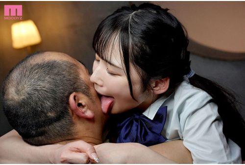 MIDV-834 A Full Course Of French Kissing Between A Drooling, Sensitive Beautiful Girl And A Thick Old Man Chihiro Miyazaki Screenshot