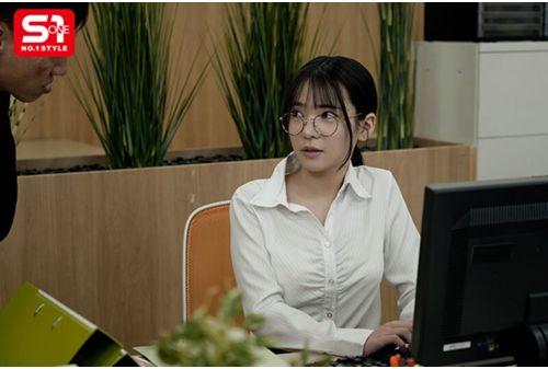 SONE-753 When I Took A Quiet New Female Employee On An Overnight Business Trip And Brought Her To A Room With Me... She Turned Into A Lewd Bitch And Squeezed My Semen Until It Was Clear... Hiyori Nosaka Screenshot 4