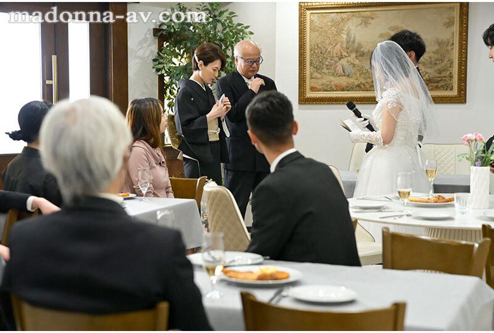 ROE-486 While Watching Her Daughter's Happiness Unfold... A Mother Is Raped By Her Son-in-law At The Wedding Reception. Screenshot 2