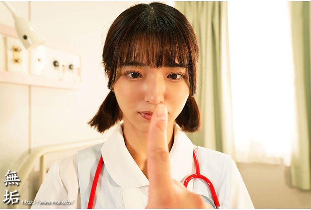 MUDR-369 French Kiss Hypnosis: Sumire Kuramoto, A Cheeky Nursing Student, Is Given A Hypnotic That Allows Her To French Kiss Even Creepy Old Men. Screenshot 5