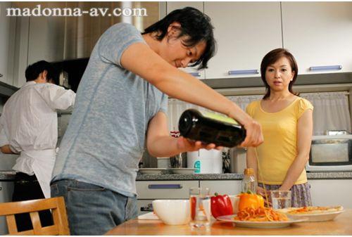 OBA-071 MOCO'RI Kitchen Son Is Addicted To Olive Oil. Kanzaki Kumi Screenshot
