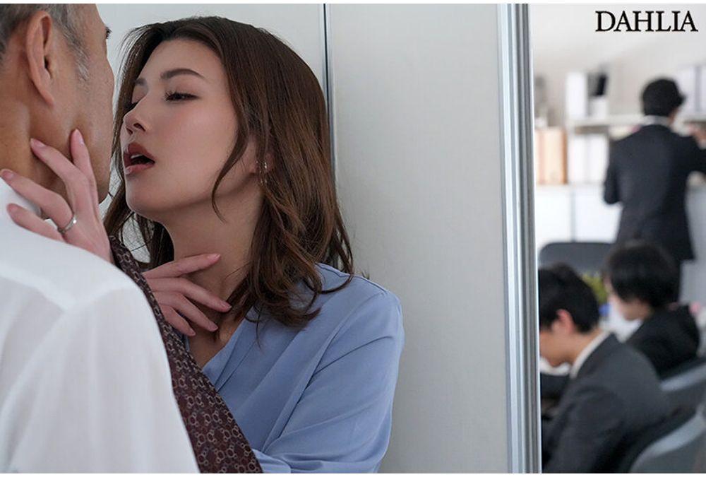 DLDSS-492 Female Boss, Obsessed With Seducing Men, Gets Fucked In Her Apartment - Mino Suzume Screenshot 3