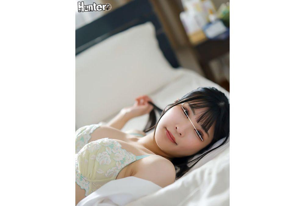 HUNTC-147 I Woke Up Drunk And Found Myself In The Room Of A Cute, Busty Junior Female Employee. I Lied To My Wife About A Call And Tried To Hurry Home, But I Was Too Drunk To Move. Seeing Me Like That, The Junior Employee Flashed Her Breasts And Panties. "This Is Bad... I Have To Go Home..." I Was Conflicted, But Then She Inserted Herself Into Me! Screenshot 3