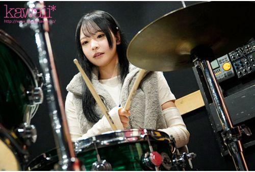 CAWD-826 A Beautiful College Girl Drummer Who Can't Find A Man To Satisfy Her And Is Always On The Hunt For A Man Makes Her AV Debut With Rhythmic Orgasms And A Groovy Hip Movement That Creates A Swell And Groove. Screenshot 2