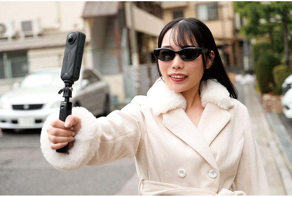 NACT-173 [Married Woman Live Stream Collaboration] "Watch Me Being Sexier Than Usual" Secret Meeting With A Photographer She Met Online! She Barges Into The Man's House In A Coat That She Would Never Let Her Husband See, And Immediately Starts Masturbating At The Front Door, Showing The Hidden Side Of This Sexually Insatiable Married Woman, Tsukino Kotone. Screenshot 5