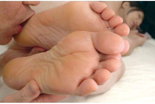 EMBZ-326 #The Fragrant Steamy Soles Of A Ripe Amateur Wife Mikoshiba Mika Screenshot 3