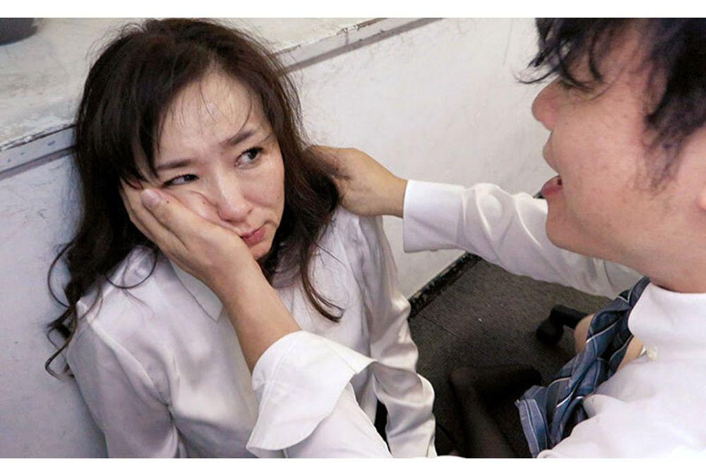 HNBR-008 A Female Boss Is Attacked In The Office. Her Suppressed Rationality Is Shattered And She Climaxes With Tears In Her Eyes. She Is Creampied Over And Over Again And Falls Into Pleasure. A Place Where She Belongs Is Being Destroyed. Yoshii Miki Screenshot 2