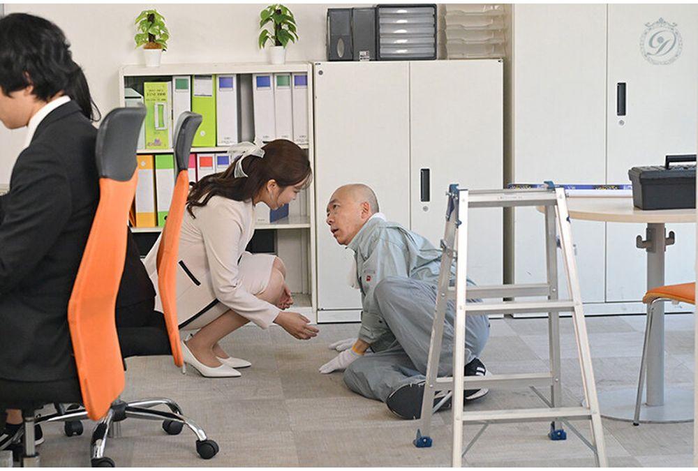 DLDSS-554 The President's Wife, Hungry For Desire, Secretly Visits The Janitor's Room, A Place Filled With The Sweat And Oily Smell Of A Middle-aged Man. Screenshot 3