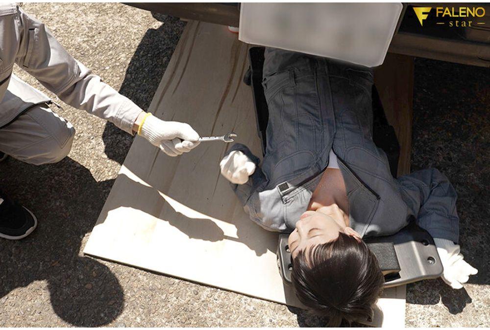 FNS-094 Boyish Hidden Big Breasts Tempt You With A Titty Fuck While Sweating In A Humid Midsummer Factory Yamashita Sawa Screenshot 3