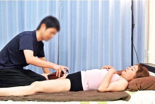 FUFU-184 An Aphrodisiac Oil Massage To A Chiropractor Who Tricks An Older Wife ... Misaki Fzaki (pseudonym) 45 Years Old Screenshot 5