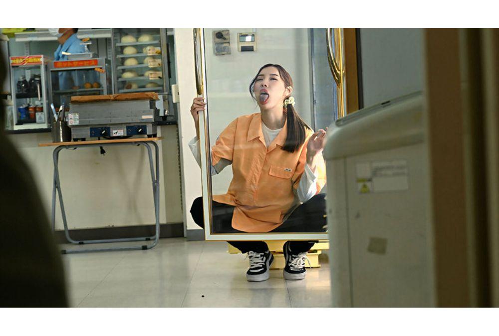 HEZ-916 A Married Woman Working Part-time At A Convenience Store Starts A Fleshlight Sex Toy Business With Male Part-timers In The Break Room. (Mizuki Asami) Screenshot 5