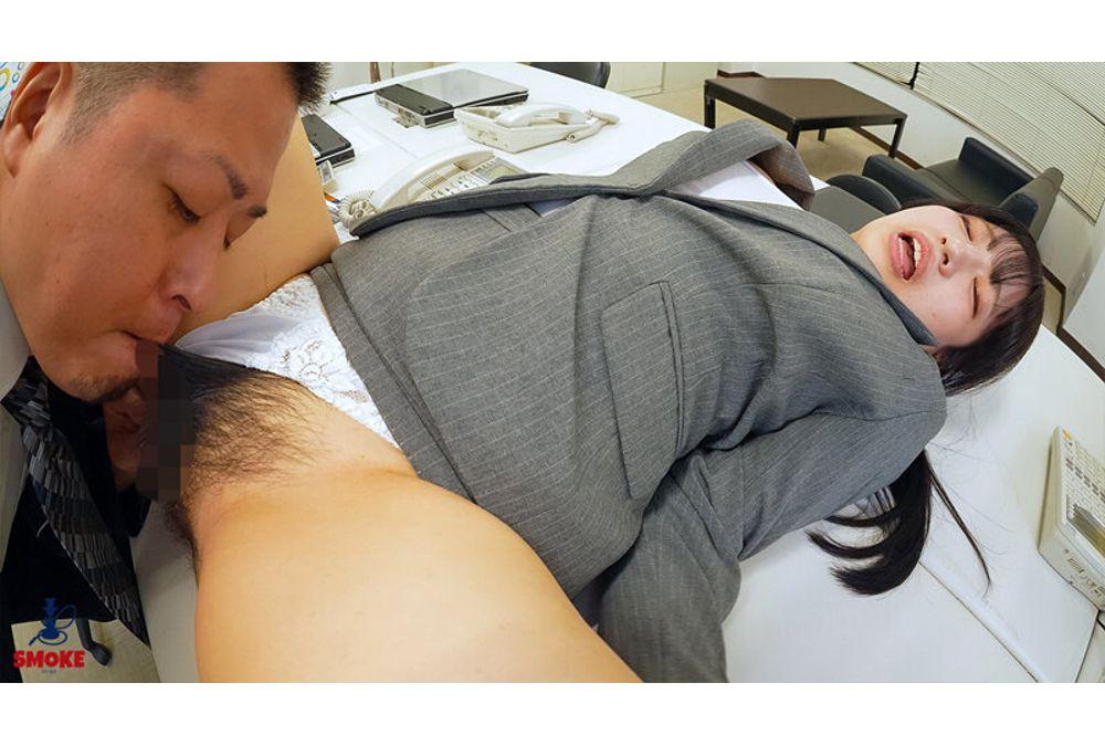SMOK-031 [Hairy Licking Sexual Harassment] While Working Overtime, The Boss And His Subordinate, A Plump Office Lady Named Sara Isshiki, Are Alone In The Office, Unknowingly Getting Her Pubic Hair Sticking Out, Making His Dick Hard, And Licking Her Sweaty, Jungle Pussy Until She Cums Over And Over Again. Screenshot 4