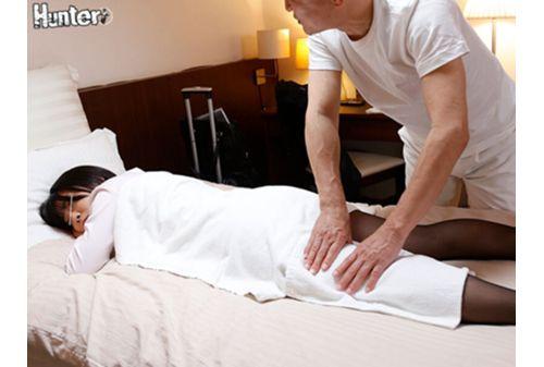 HUNTB-637 "Have You Ever Massaged A Young Woman Like Me?" A Frustrated Office Lady Seduces An Old Masseuse In Pantyhose And Underwear At A Hotel On A Business Trip! Screenshot 4