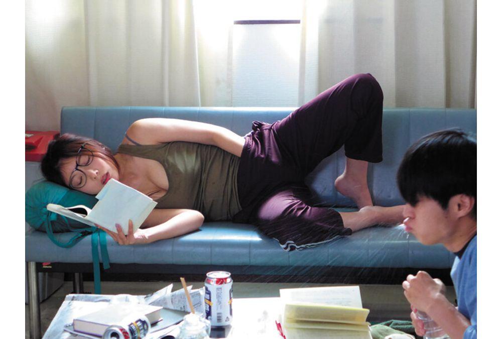 DVAJ-718 A Senior Of Unknown Age Who Lives In The Club Room Of My University Club Offers To Lend Me Her Pussy, So We Sweatily Entangle In A Room With No Air Conditioning, And Spend A Summer Of Sex That Almost Leads To Me Repeating The Year Together. Kaoru Yasui Screenshot 5