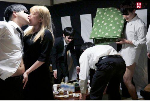 SDMUA-054 A Bimbo Is A Bimbo Even When She Becomes A Mom A Blonde Girl In Mourning Dress Gets Drunk By Her Classmates Reunited After 5 Years At A Memorial Service Erika Inami Screenshot
