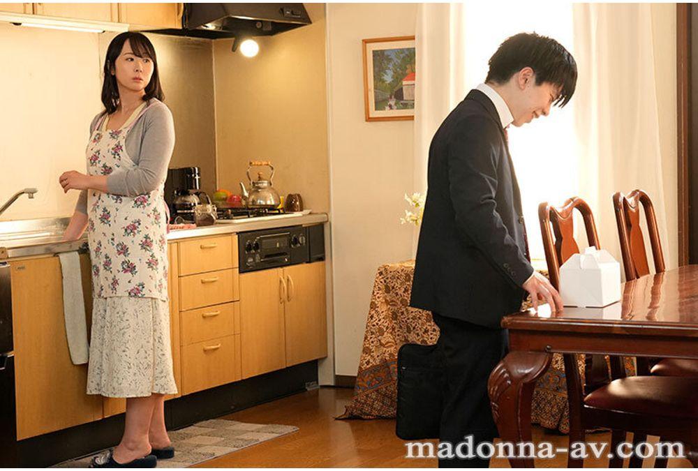 ROE-539 For 10 Years, He Has Harbored Feelings For His Mother, And Has Been Relentlessly Pursuing Her With 16 Consecutive Ejaculations Inside Her. Minami Nakajima Screenshot 5