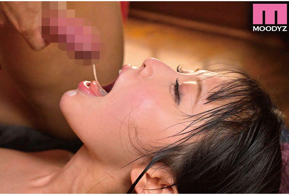 MIFD-703 An Angel Who Swallows Cum Like Crazy! A Charming, Slightly Naive Girl Who Works At A Crepe Shop Makes Her AV Debut With A Dedicated And Hard-working Blowjob! Miyase Momo Screenshot 4