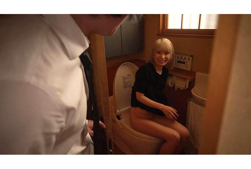 REAL-924 This Inappropriate Blonde Gal In Mourning Clothes Shows Up To Her Ex-boyfriend's Memorial Service With Flashy Hair, Gets Drunk And Gang-raped - Nana Kisaki Screenshot 9