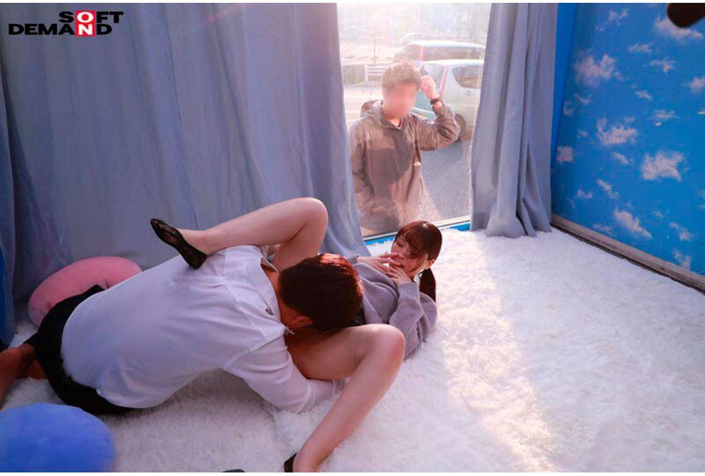 SDMM-231 The Magic Mirror Van Invites Couples Together, And They Try The Popular Quick Massage For The First Time! With Her Beloved Husband Only 30cm Away Through The Mirror, The More She Tries To Hold Back Her Moans, The More Aroused She Becomes... A Real Housewife Can't Hold Back And Has An Affair Under Her Skirt. Screenshot 3
