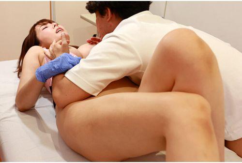 MMGH-004 Beautiful Female Dermatologist Yui Hatano Shows Off A Fully Erect Penis During An Examination Screenshot