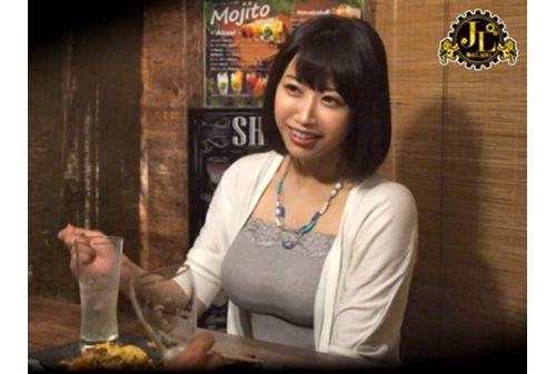 MEKO-152 “What Are You Going To Do With Drunk Aunts?” Take Away A Mature Woman Who Is Engulfing Alone In An Izakaya Overflowing With Young Men And Women And Take It Home! The Dry Body Of An Amateur Wife Who Was Greeted With Loneliness And Frustration Gets Wet! ! VOL.49 Screenshot