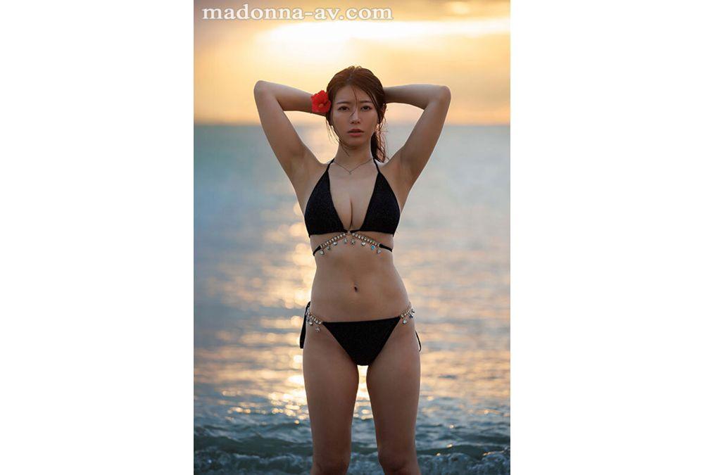JUR-720 Iyo Shinohara's Long-awaited Private Affair Documentary!! A Twilight Affair On A Remote Island, Immersed In Pleasure. A 2-day, 1-night Trip Where Iyo Shinohara Unleashes Her Desires With Unprotected Sex And Ejaculation Inside. Screenshot 5