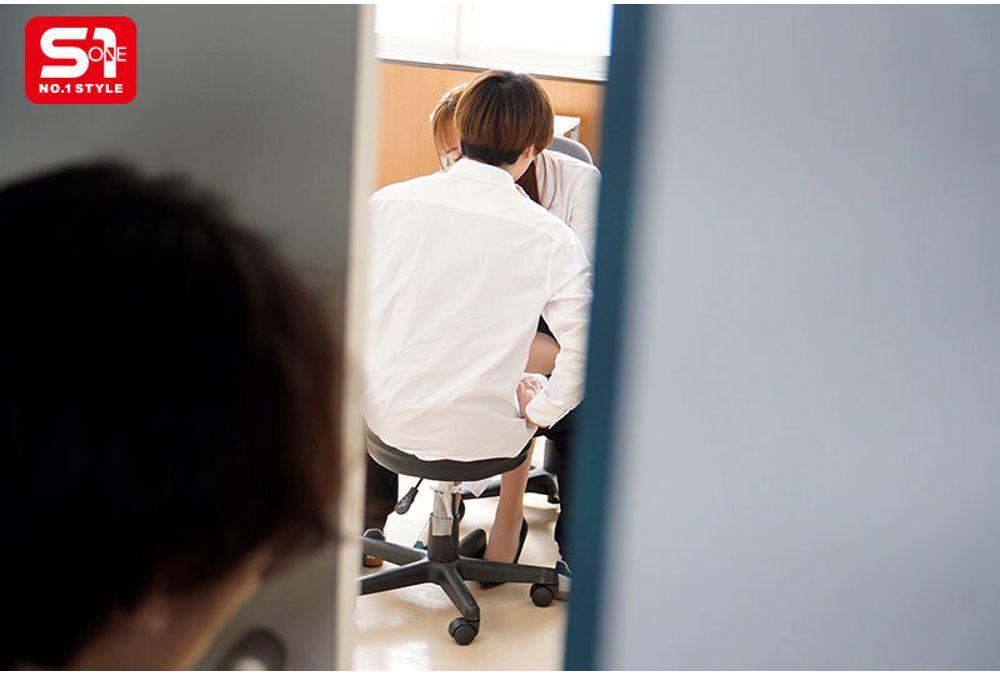 SONE-890 Cry And Scream! A Male Student's Love Affair Becomes Complicated And He Holds A Grudge... He Brutally Violates The Beautiful Nurse, Hana Alice. Screenshot 3