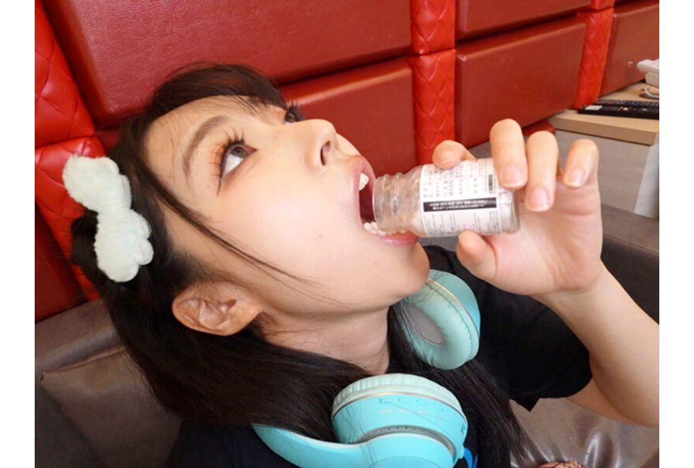 GVH-822 A Streetwalker With A Landmine-like Pee Drinking Style In The Bath Camp Area! Her Filthy Asshole Pussy Is Licked, And She Has An Ahegao Face, Pee Shots, And Cums While Drinking Urine In A Cunnilingus! Hikaru Minazuki Screenshot 7