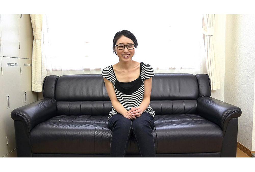 GOJI-075 A Slender Housewife Who Appears In An AV With A Serious Appearance And Erotic Desires Screenshot 8