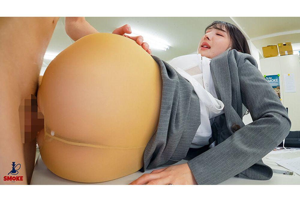SMOK-043 [No-Panty Sexual Harassment] Alone In The Office During Overtime, The Big-assed, Married Female Boss, Yuika Onosaka, Provocatively Flashes Her Pussy In A Miniskirt, Making The Young Employee's Dick Hard And Repeatedly Fucks Him Ass. Screenshot 7