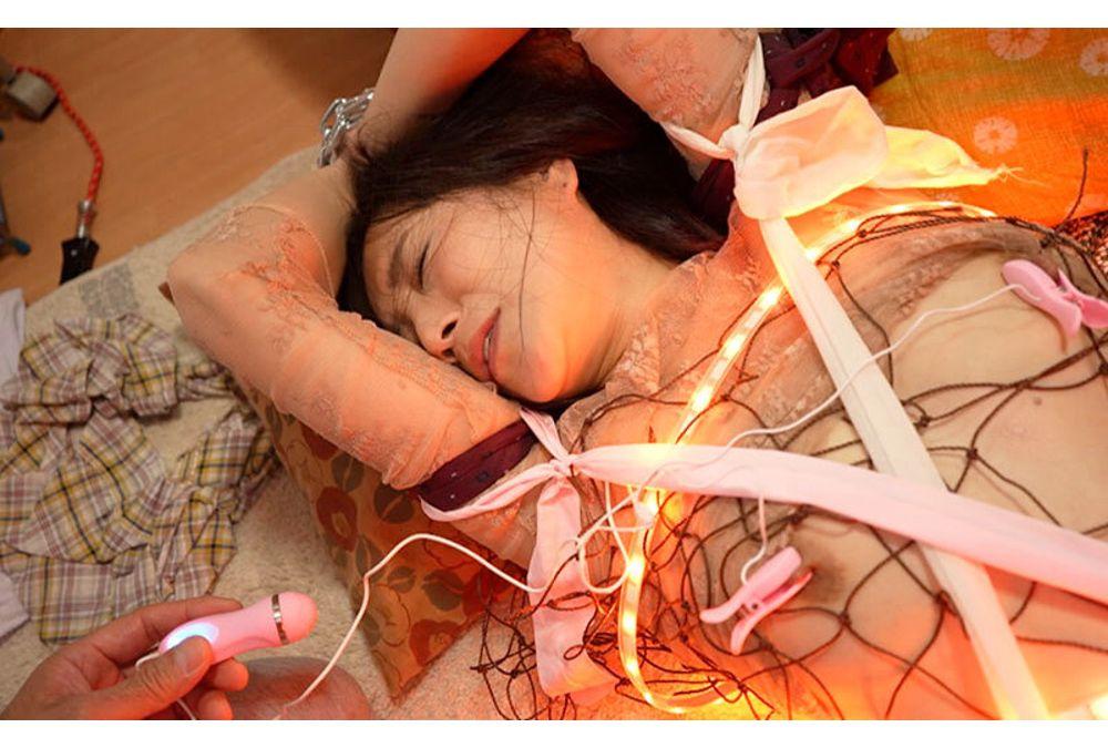 RNA-006 Amateur Bondage Creampie [Sensitive Wife Who Goes Crazy And Convulses] The Kind Wife Next Door Shared Some Of Her Cooking With Me, So I Shared Her Body With Her. Rieko Hiraoka Screenshot 10