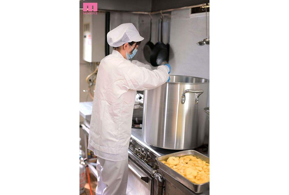 MIFD-711 A Modest School Lunch Chef Who Supports The Health Of Children Every Day From Monday To Friday Gets Fucked Hard And Cums Instantly!! She Pees Herself In Ecstasy!! When She Takes Off Her Clothes, She Reveals A Beautiful, Sexy Body With Hidden Big Breasts. It Feels So Good That She Climaxes Over And Over Again In Her AV Debut, Natsume-chan (21) Usui Natsume Screenshot 3