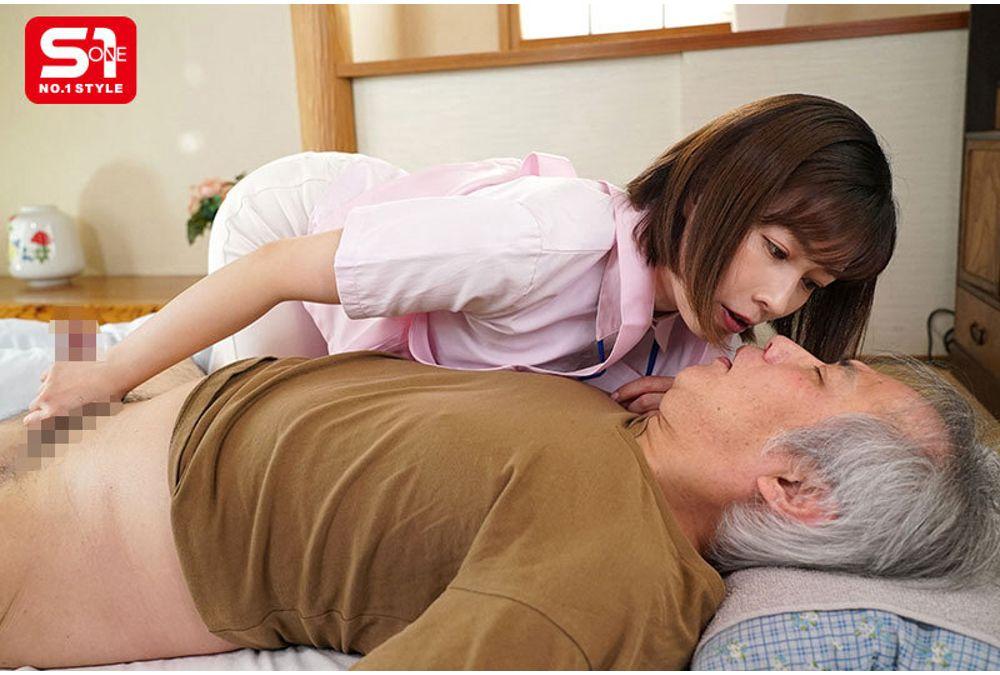 SONE-829 A Caring Married Woman Caregiver Uses Her Pussy To Help The Lewd Elderly People Who Flock To Her Breasts Ejaculate In A Huge Orgy - Okuda Saki Screenshot 5