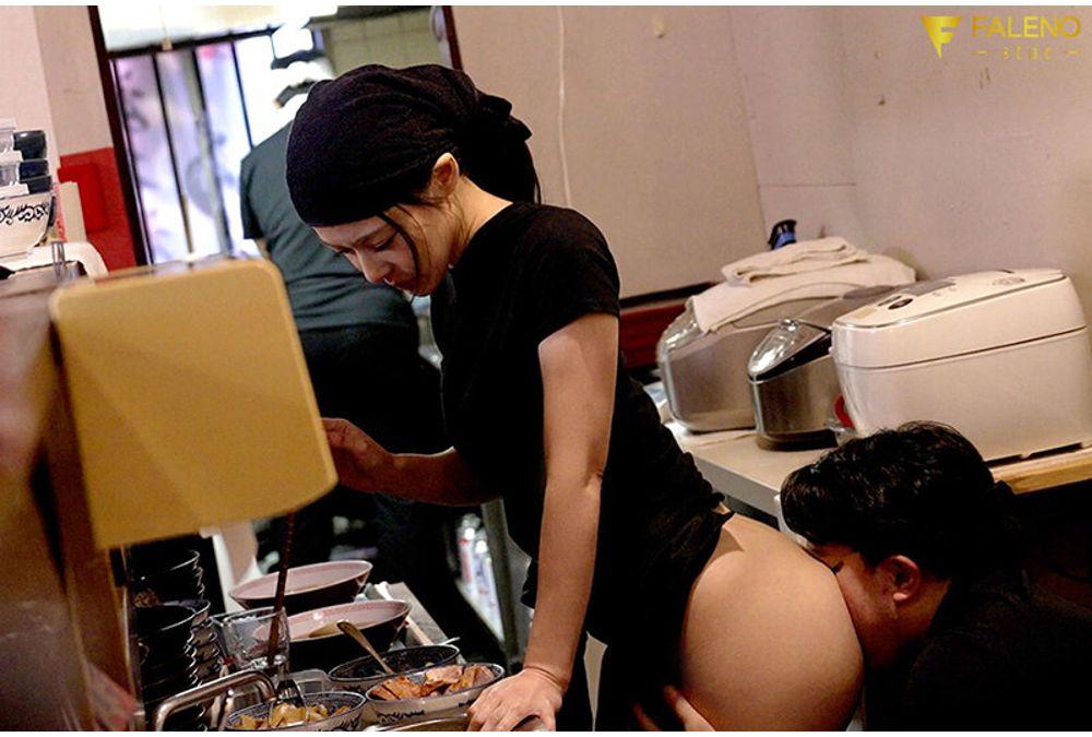 FNS-192 To Revive The Taste Of Her Late Grandfather... An Apprentice Ramen Shop Worker Endures Daily Sexual Harassment In A Male-dominated World While Training At A Ramen Shop. 16-hour Shifts, Hourly Wage Of 1,175 Yen (overtime Pay Not Included). Starring Nene Yoshitaka. Screenshot 5