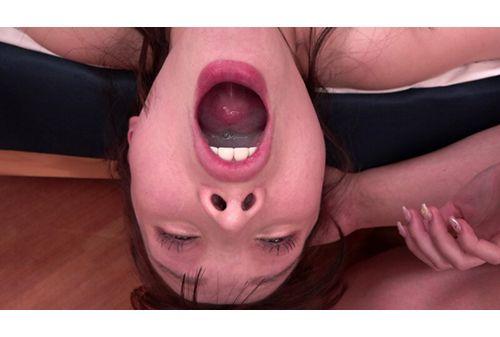 REAL-918 Semen-swallowing Cleaner. I'm The Type Of Person Who Can't Say No, So I'm Forced To Suck The Dicks Of Many Men At Work And Drink Their Semen... Momo Shiraishi Screenshot 10